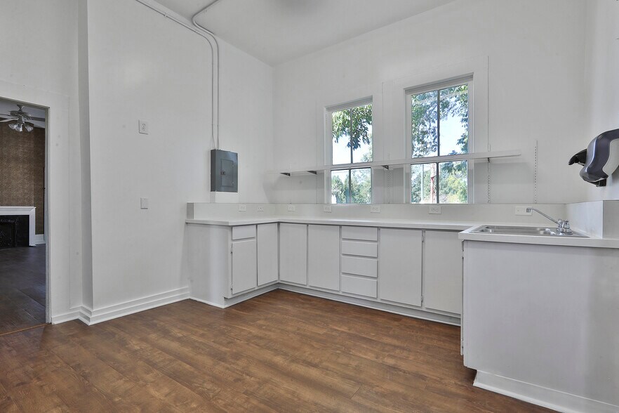 More Photos Of 8 Savannah St, Newnan Office For Lease