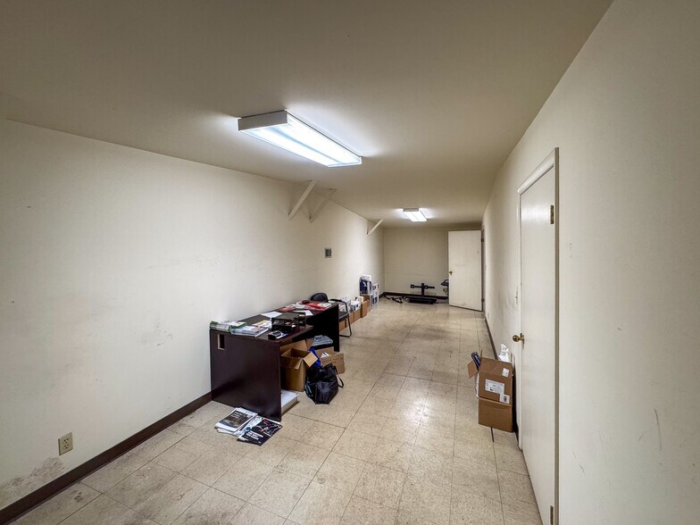 More Photos Of 601 9th St S, Great Falls Showroom For Sale