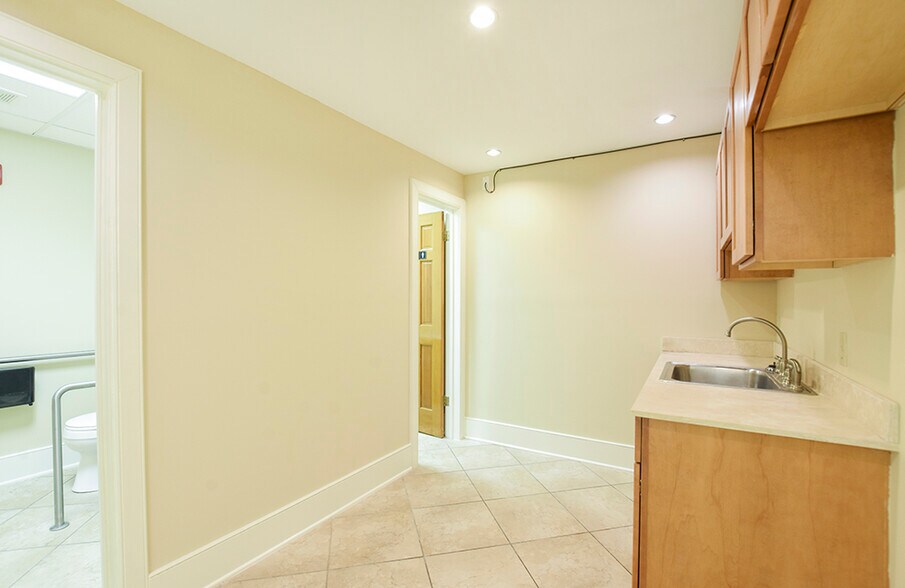 More Photos Of 4641 Fairfield St, Metairie Medical For Lease