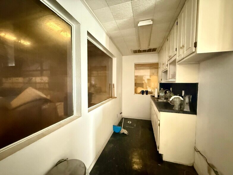 More Photos Of 7927 Mainland Dr, San Antonio Warehouse For Sale