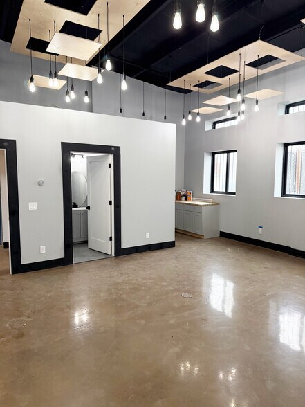 More Photos Of 3203-3223 Oakland St, Aurora Warehouse For Sale