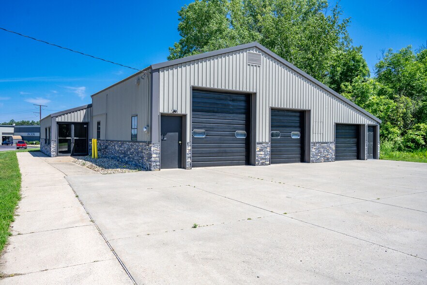 More Photos Of 190 Prospect Ave, Mauston Auto Repair For Sale