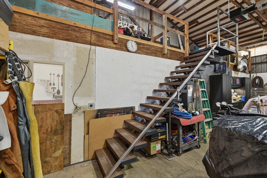 More Photos Of 55374 Rosa Rd, Bandon Manufacturing For Sale