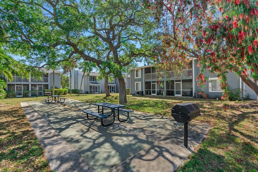 More Photos Of 2148 54th Ave S, Saint Petersburg Apartments For Sale