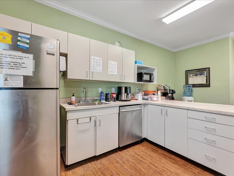 More Photos Of 203 Christie Dr, Lufkin Healthcare For Sale