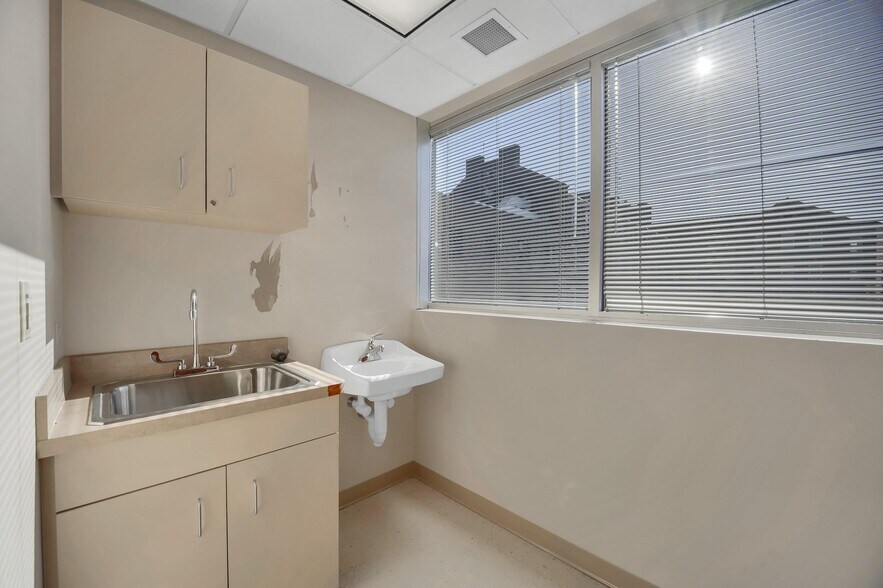 More Photos Of 21 Laurel Ave, Cornwall Medical For Lease