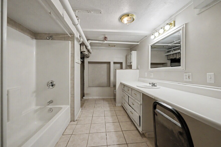 More Photos Of 106 Musgrove St, Clinton Storefront Retail Office For Sale