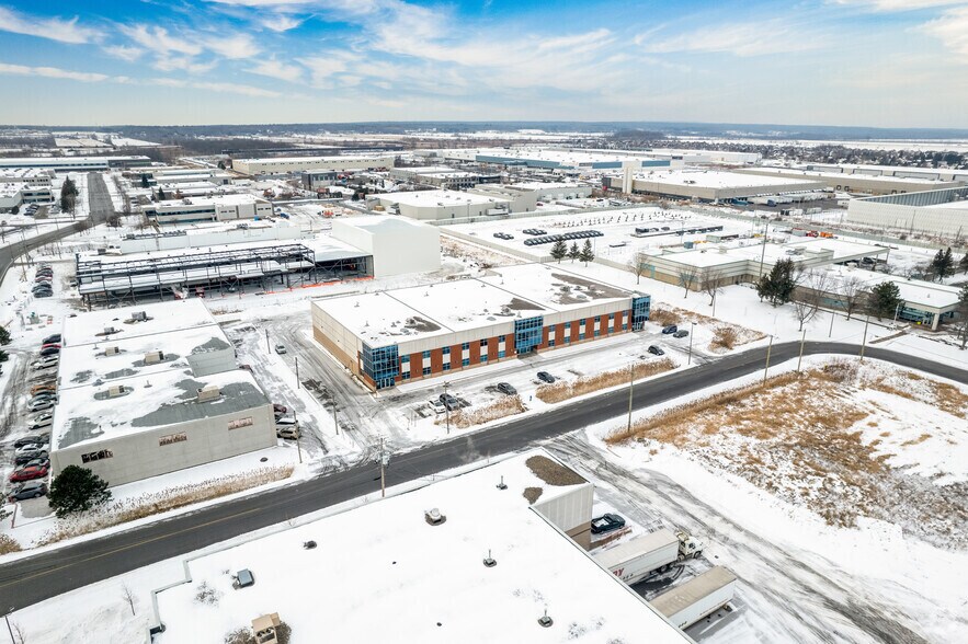 More Photos Of 3250-3262 Rue F.-X.-Tessier, Vaudreuil-dorion Light Distribution For Sale