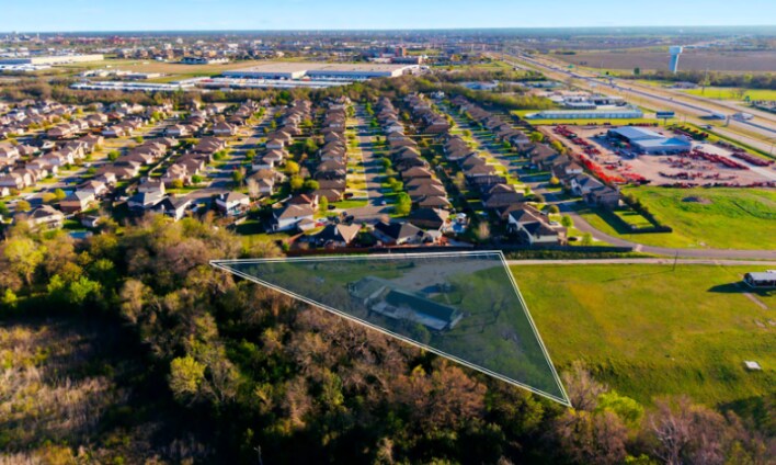 More Photos Of 6400 I 35 N Frontage rd, Robinson Office For Sale
