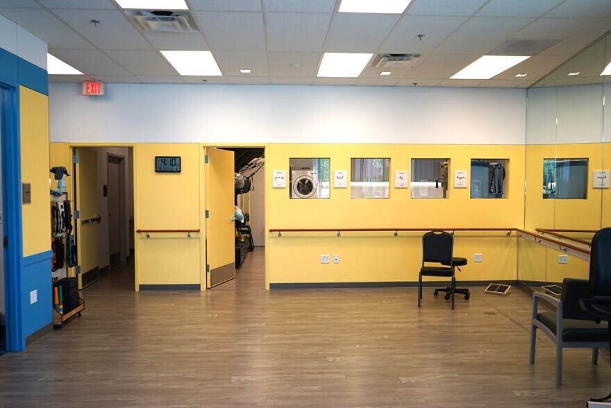 More Photos Of 4299 Chantilly Shopping Center Dr, Chantilly Storefront Retail Office For Lease