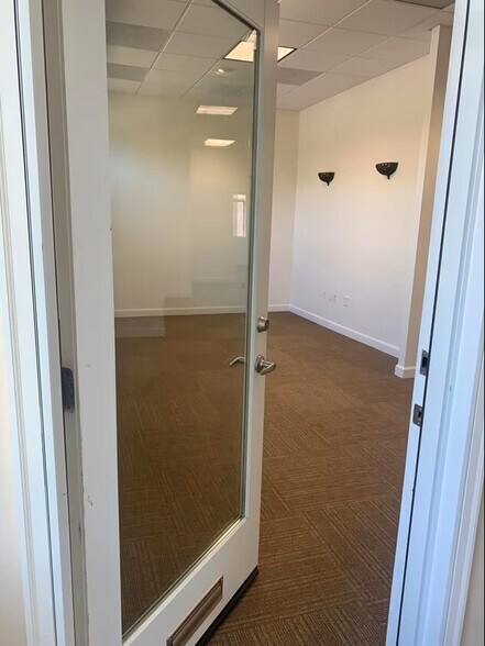More Photos Of 14165 Robert Paris Ct, Chantilly Medical For Lease
