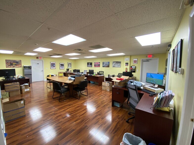 More Photos Of 164 Railroad Dr, Warminster Warehouse For Lease