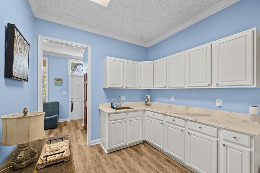 More Photos Of 913 Gulf Breeze Pky, Gulf Breeze Storefront Retail Office For Sale