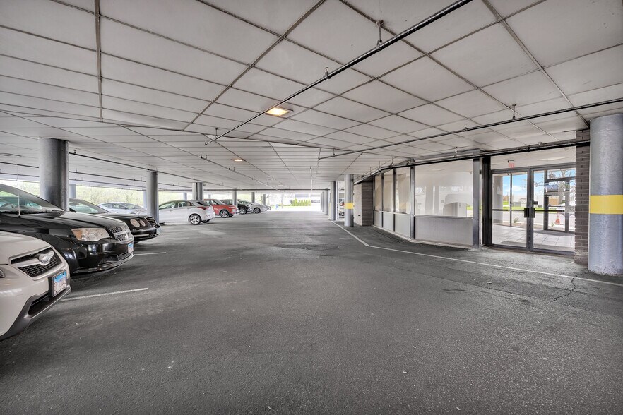 More Photos Of 800 Enterprise Dr, Oak Brook Office For Sale