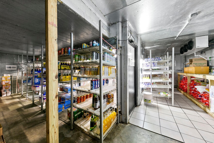 More Photos Of 103 Henderson St, Palacios Convenience Store For Sale