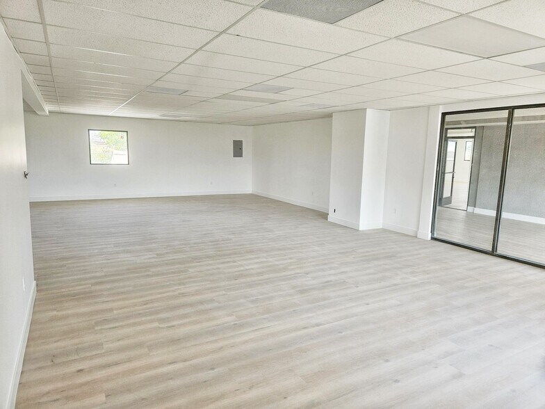 More Photos Of 11024-11028 Victory Blvd, North Hollywood Office For Lease