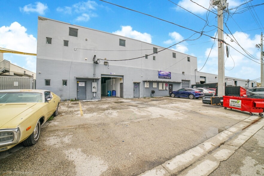 More Photos Of 450 W 28th St, Hialeah Warehouse For Lease