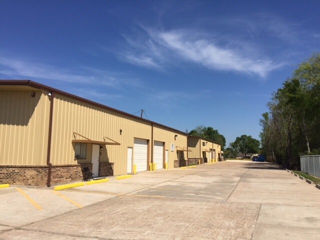 More Photos Of 1930 W Cardinal Dr, Beaumont Warehouse For Lease