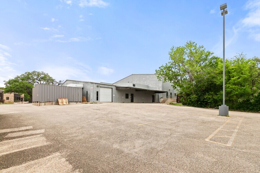 More Photos Of 4719 S Congress Ave, Austin Office For Sale