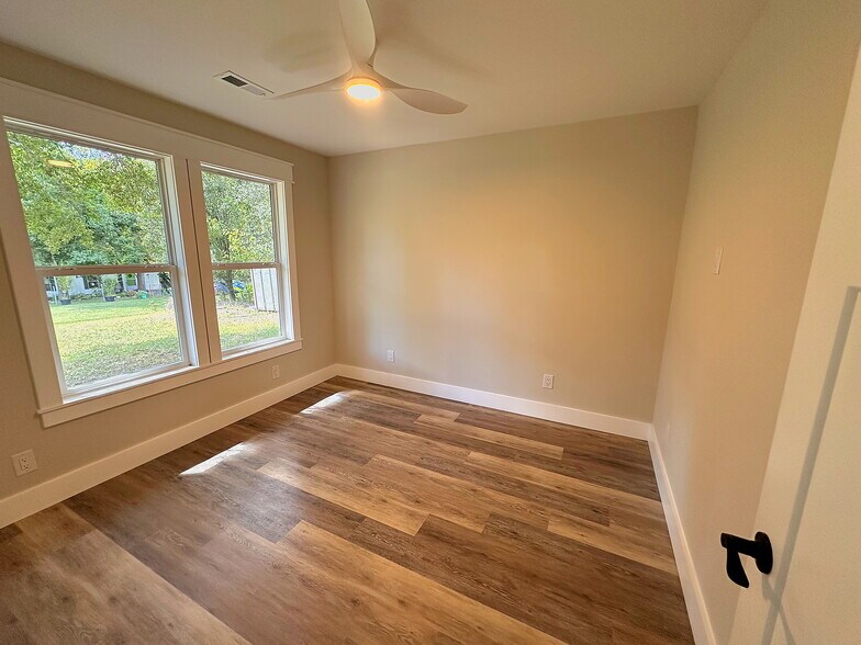 More Photos Of 5735 Fallston Rd, Lawndale Flex For Sale