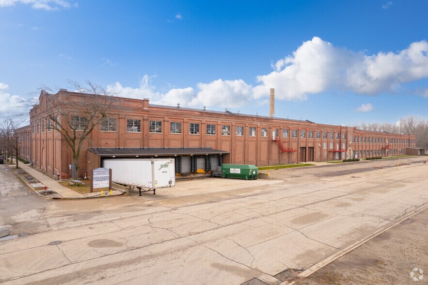 More Photos Of 2701 Deborah Ave, Zion Warehouse For Lease