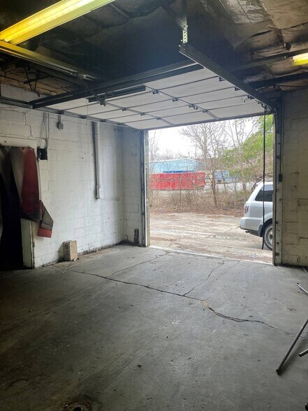 More Photos Of 912 E 21st St, Indianapolis Warehouse For Lease