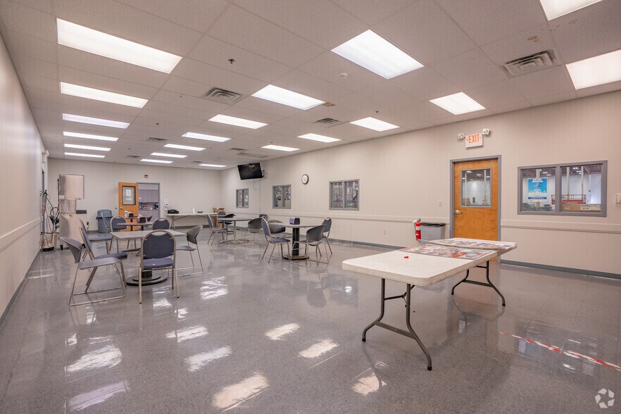 More Photos Of 3630 Raines Rd E, Memphis Distribution For Lease