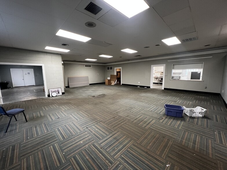 More Photos Of 1075 Ohio Pike, Cincinnati Office For Lease