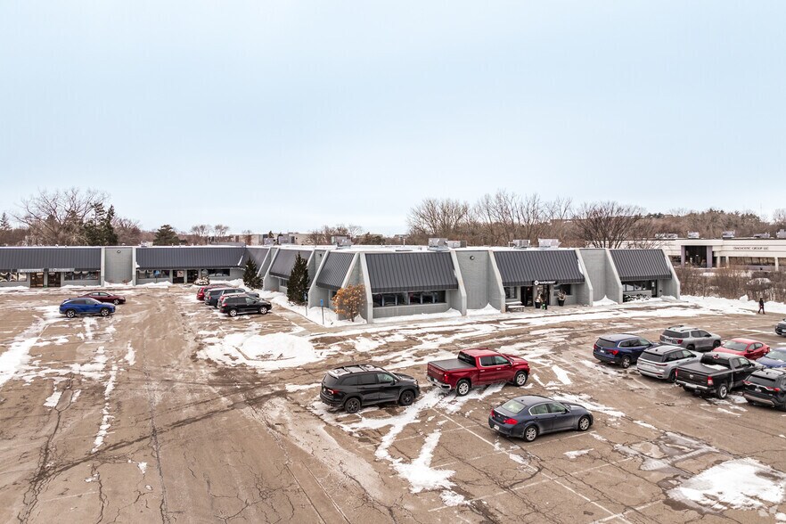 More Photos Of 7100-7148 Shady Oak Rd, Eden Prairie Showroom For Lease