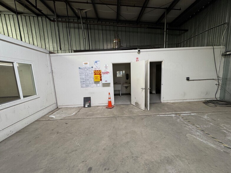 More Photos Of 7401-7427 W Sunnyview Ave, Visalia Warehouse For Lease