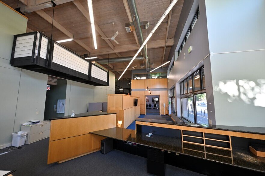 More Photos Of 1636 E Burnside St, Portland Office For Sale