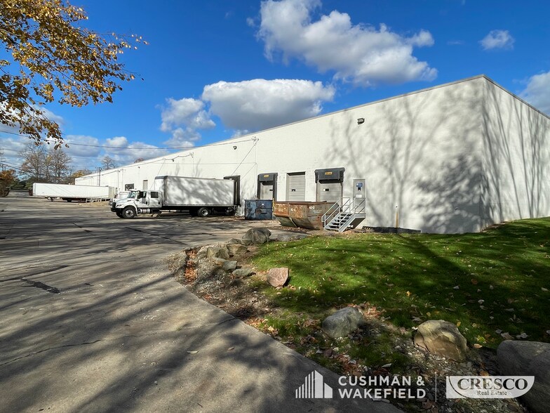 More Photos Of 6161 Cochran Rd, Solon Flex For Sale