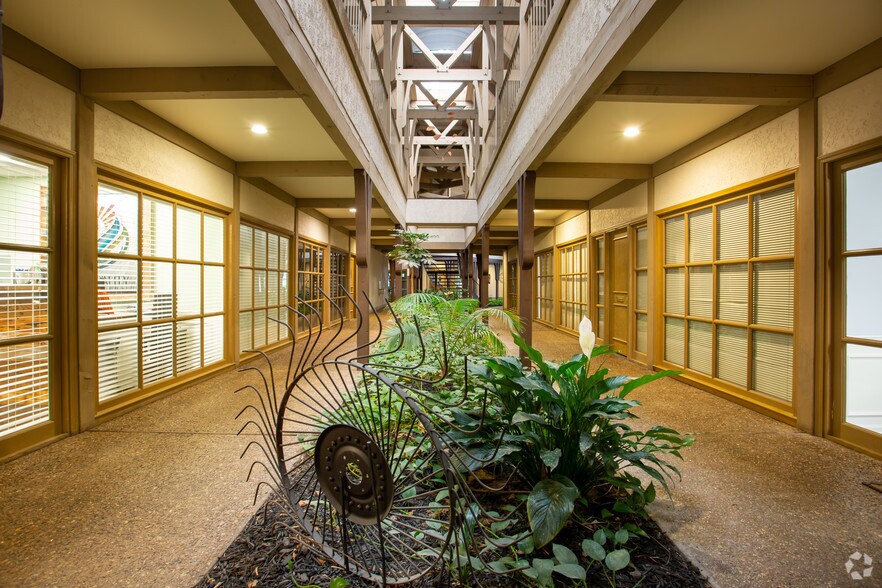 More Photos Of 4444 N Belleview Ave, Kansas City Unknown For Lease