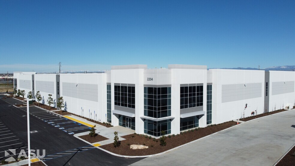 More Photos Of 2204 Coffee Rd, Bakersfield Showroom For Lease