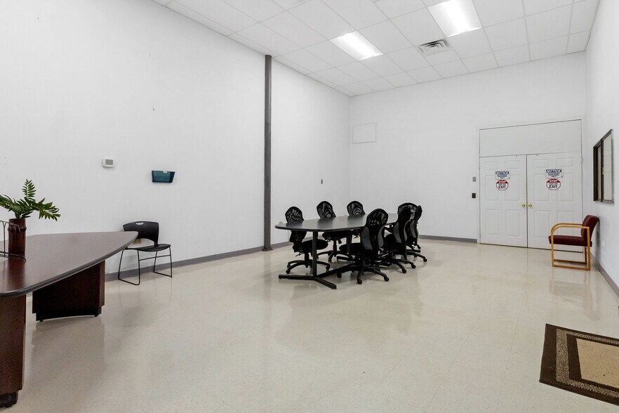 More Photos Of 8424 N HWY 69, Pollok Flex For Sale