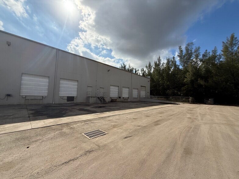 More Photos Of 1907 SW 43rd Ter, Deerfield Beach Warehouse For Lease