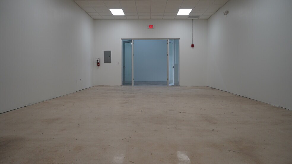 More Photos Of 7445 W 4th Ave, Hialeah Showroom For Sale