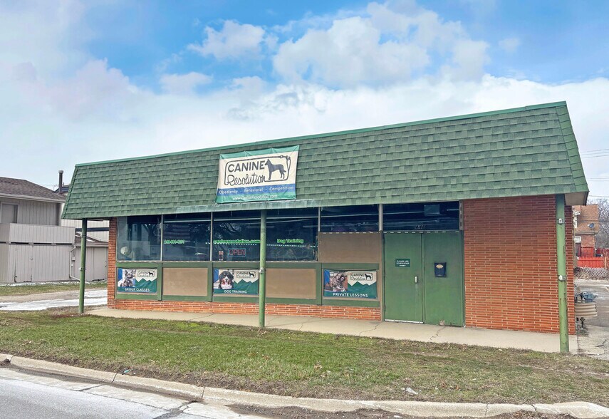 Primary Photo Of 4180 W Walton Blvd, Waterford General Retail For Sale