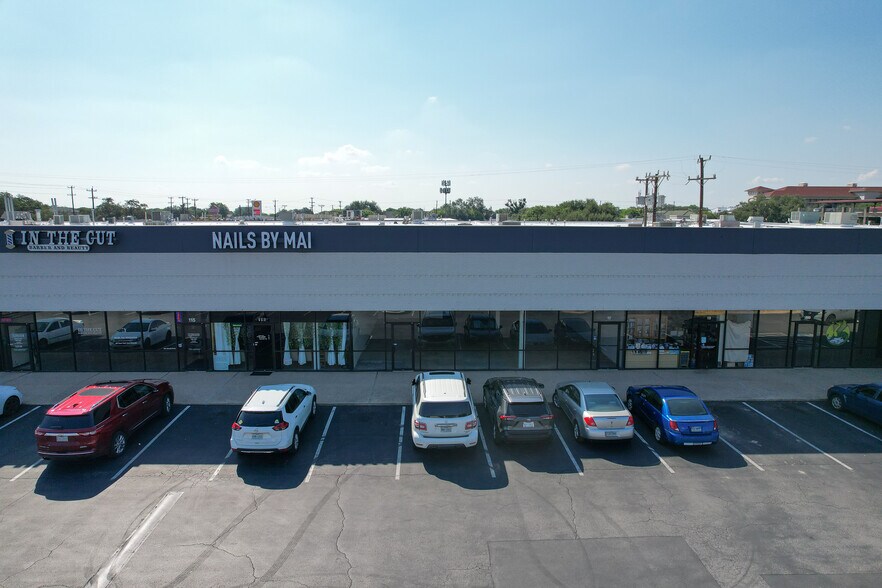 More Photos Of 7959 Fredericksburg Rd, San Antonio Unknown For Lease