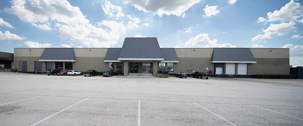 More Photos Of 4450-4452 Alpha Rd, Farmers Branch Distribution For Lease