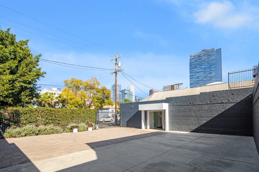 More Photos Of 1319-1321 W 11th St, Los Angeles Showroom For Sale