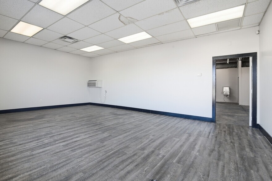 More Photos Of 2422-2424 W 41st St, Tulsa Showroom For Lease