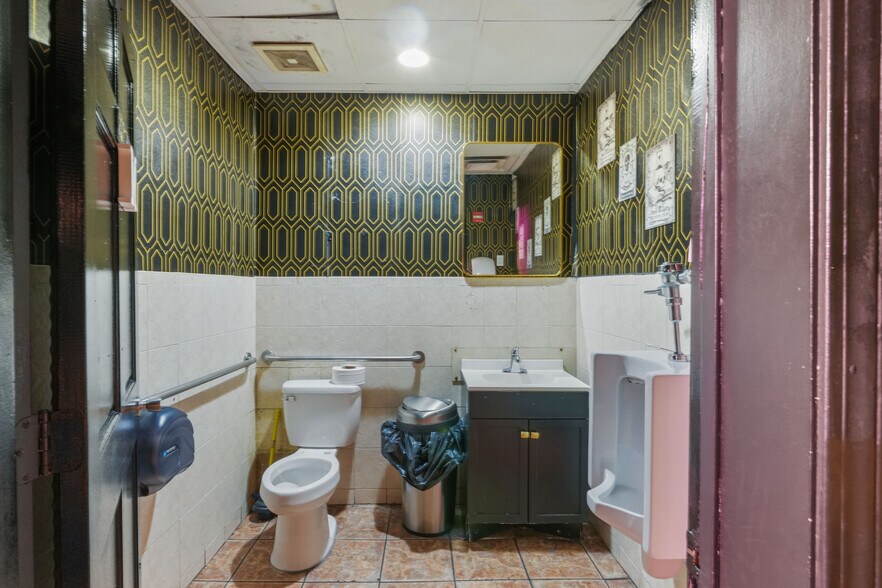 More Photos Of 727 Cranston St, Providence Bar For Sale