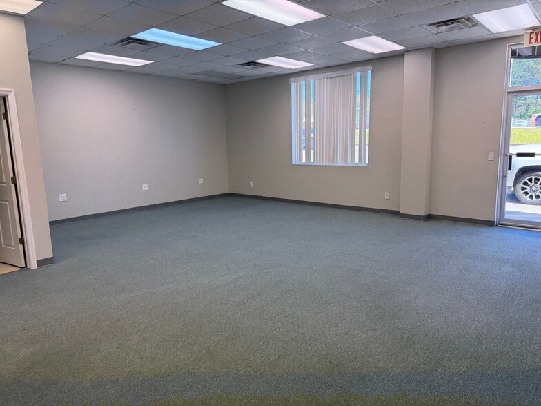 More Photos Of 1975 Mall Blvd, Auburn Warehouse For Lease