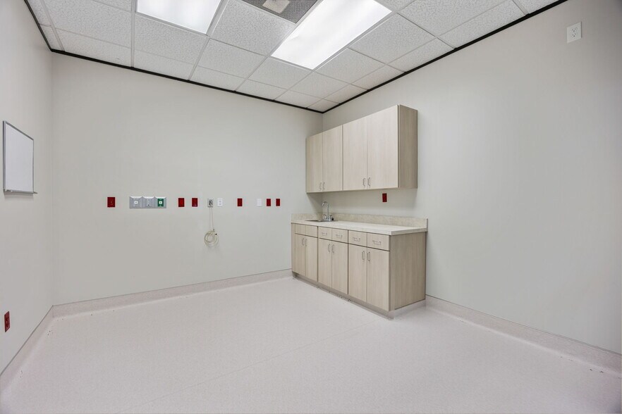 More Photos Of 2710 Western Center Blvd, Fort Worth Medical For Sale