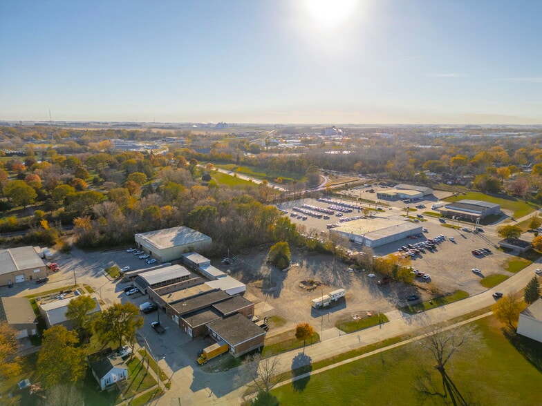 More Photos Of 708-712 S Jefferson Ave, Mason City Flex For Sale