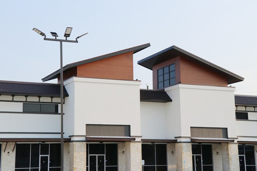 More Photos Of 9889 United Drive, Houston Office For Lease