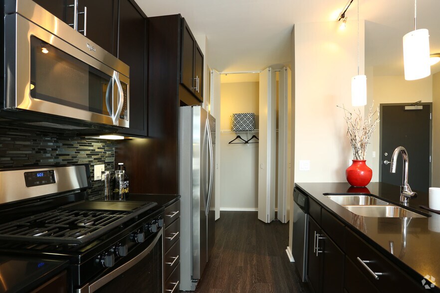 More Photos Of 123 N Desplaines St, Chicago Apartments For Lease