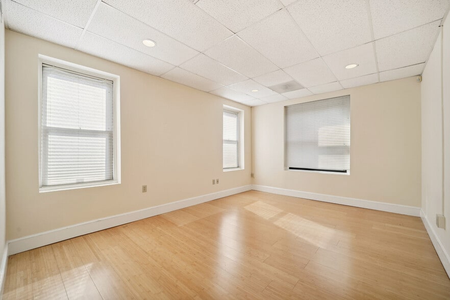 More Photos Of 3520 Connecticut Ave NW, Washington Office For Lease