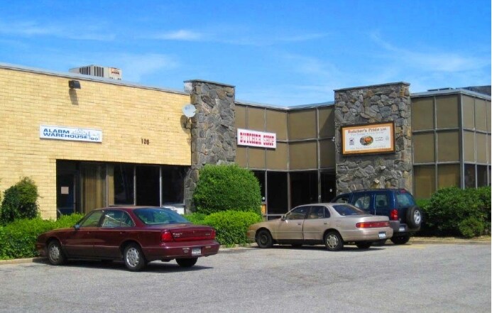 More Photos Of 126 DuPont St, Plainview Warehouse For Lease